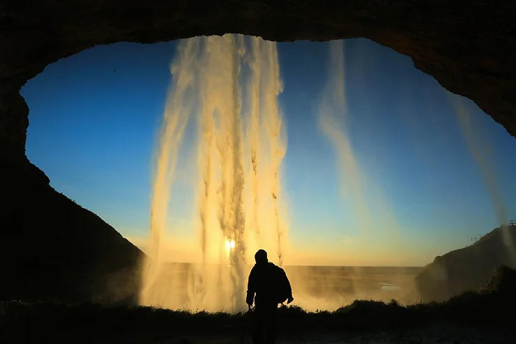 Expérience unique en marchant derrière les chutes