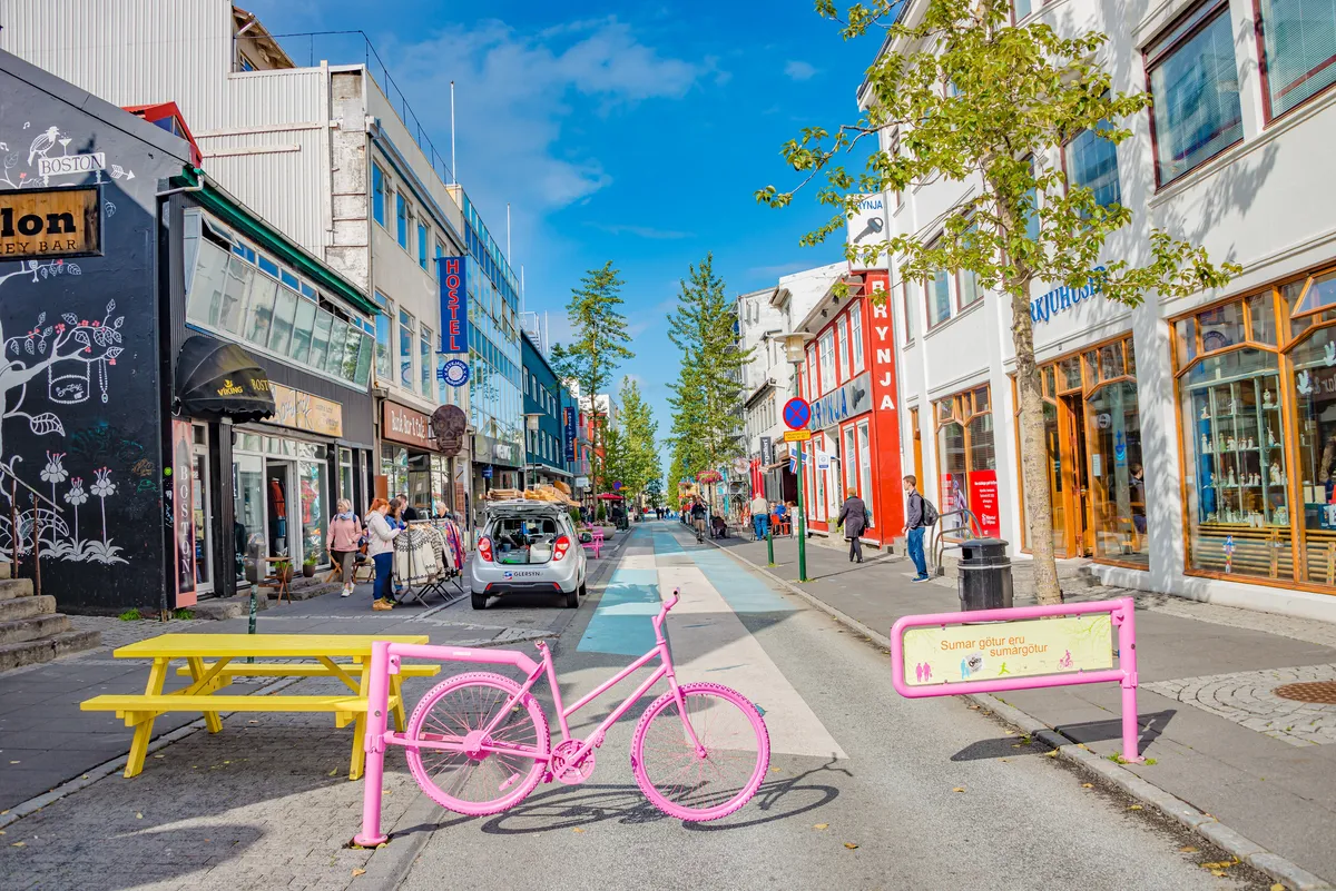 Les amateurs de gastronomie explorent la sc&egrave;ne culinaire de Reykjavik lors d'une promenade gastronomique guid&eacute;e, d&eacute;gustant des plats traditionnels islandais et des sp&eacute;cialit&eacute;s locales