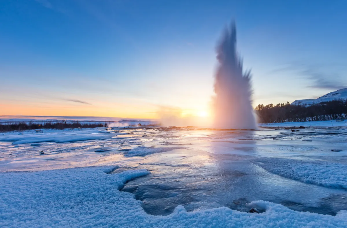 Geysir en &eacute;ruption en Islande