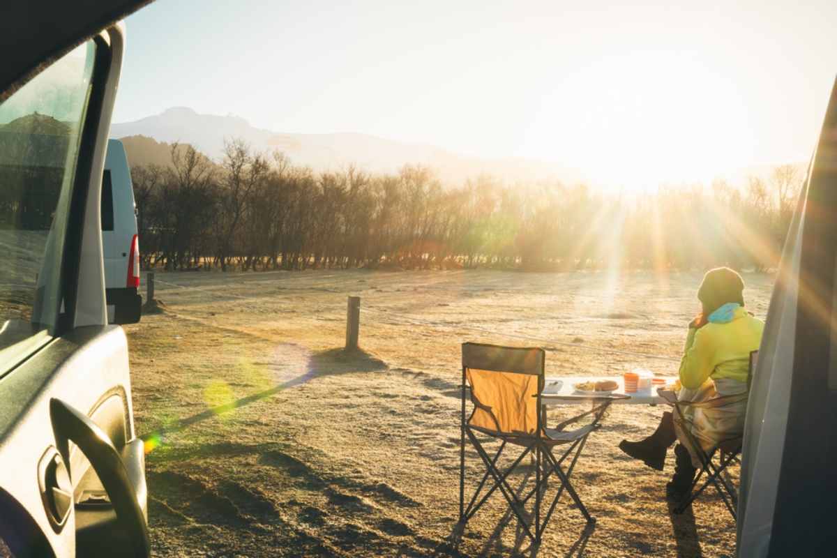 Camping en Islande Pique-nique de deux touristes campant en Islande