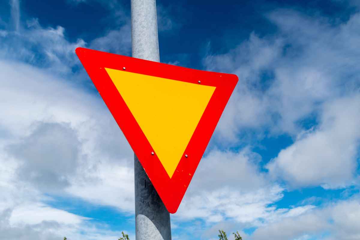 Un panneau de signalisation islandais triangulaire invers&eacute; indique que le v&eacute;hicule doit c&eacute;der le passage sur la route.
