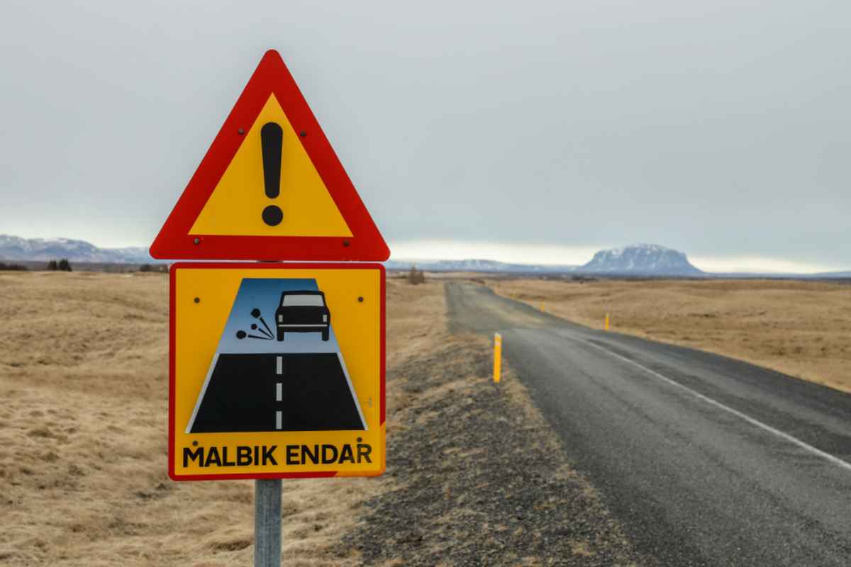 Un panneau routier en Islande indique que la route asphalt&eacute;e se termine sous l'inscription en langue locale &laquo; Malbik endar &raquo;.