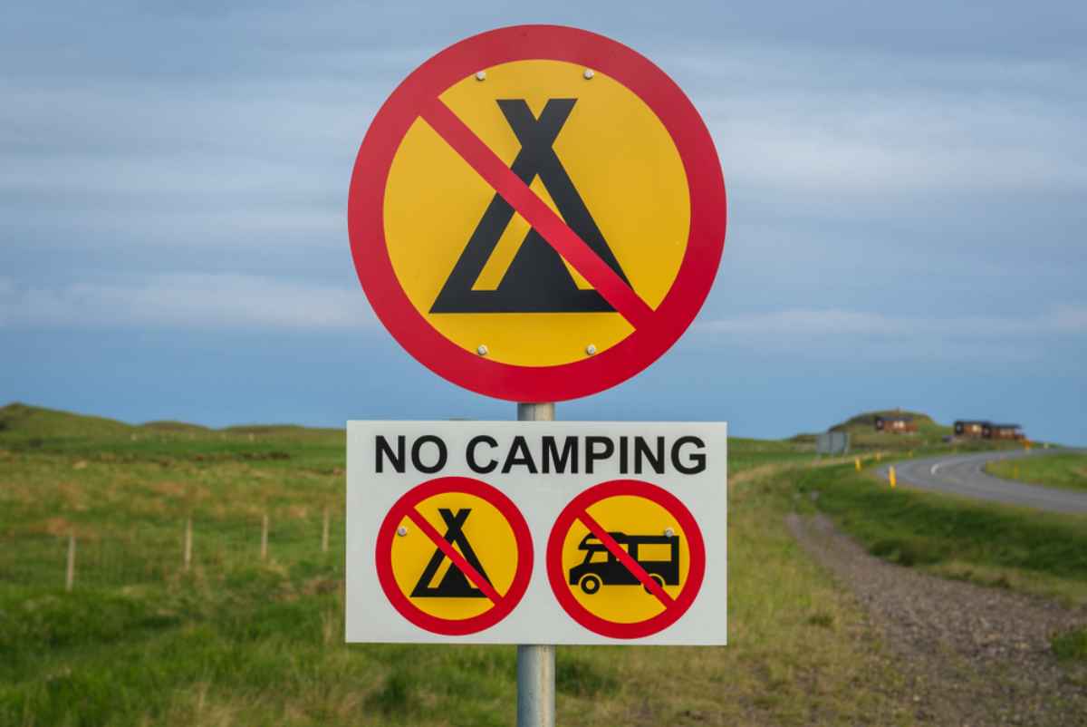 Un panneau de signalisation islandais indique que le camping est interdit dans la zone.