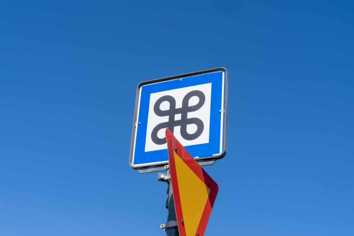 Un panneau de signalisation en Islande, sous un ciel bleu clair, indique la pr&eacute;sence de points d'int&eacute;r&ecirc;t dans la r&eacute;gion.