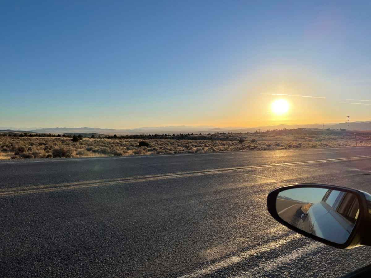 Image du soleil de minuit vue depuis le c&ocirc;t&eacute; conducteur
