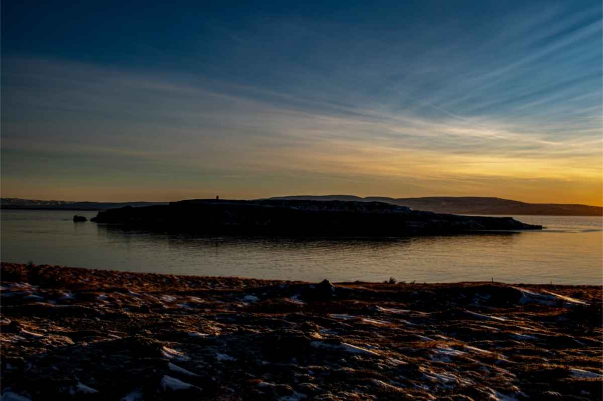 Gr&iacute;msey Island avec le soleil de minuit