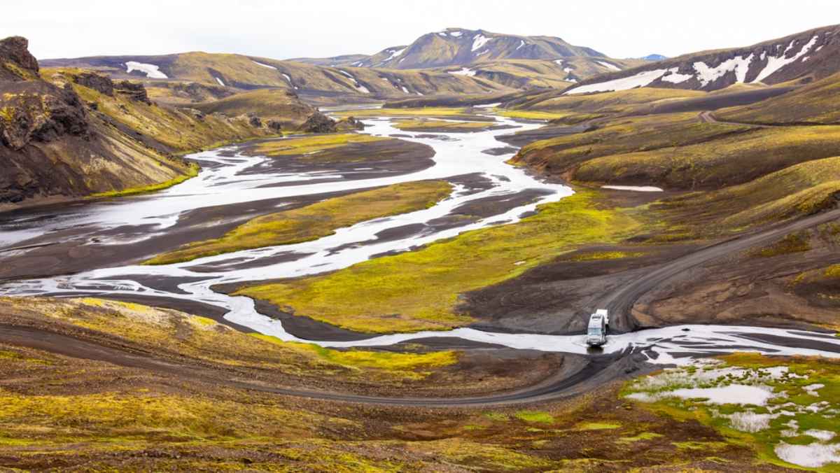 Un camping-car traverse la « Yellow River » d’Islande, sur un itinéraire aux vues à couper le souffle et aux routes vallonnées.