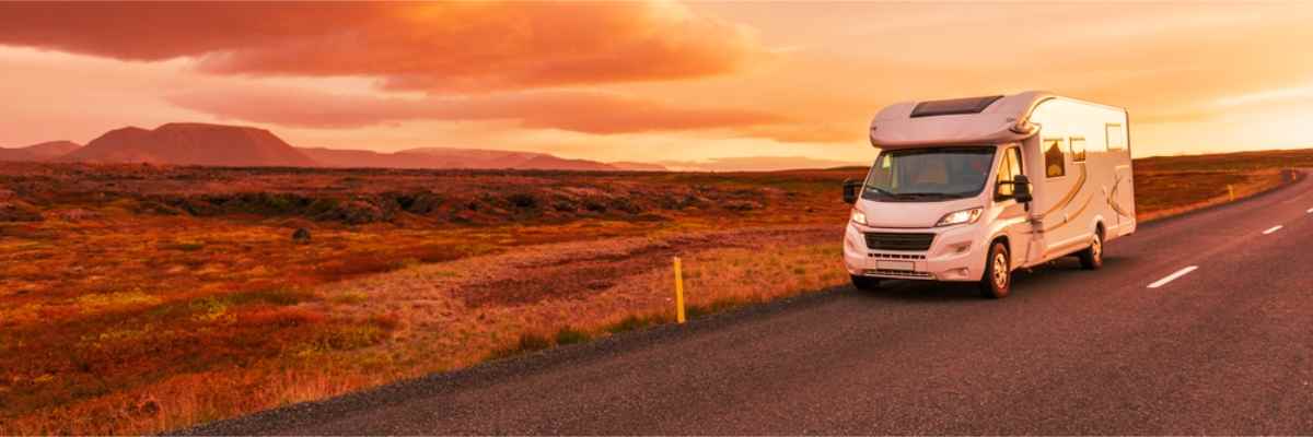Camping-car roulant sur la Ring Road d&rsquo;Islande au cr&eacute;puscule