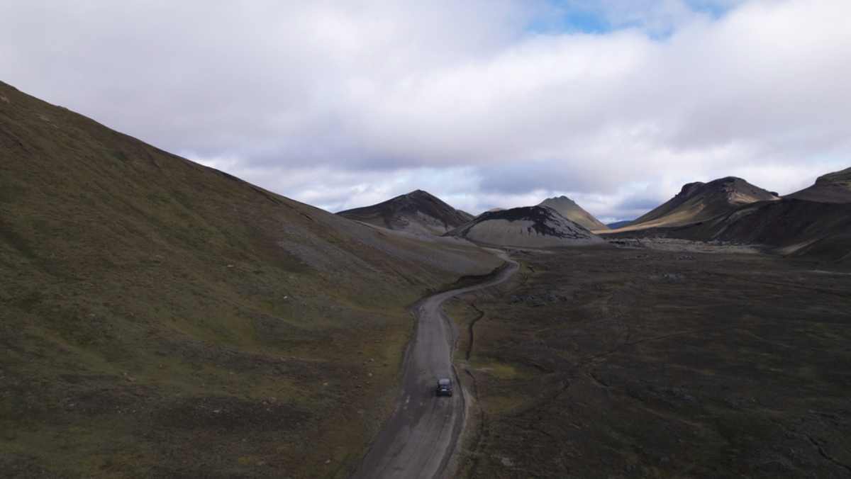 SUV roulant sur une F-road dans une zone volcanique isol&eacute;e en Islande