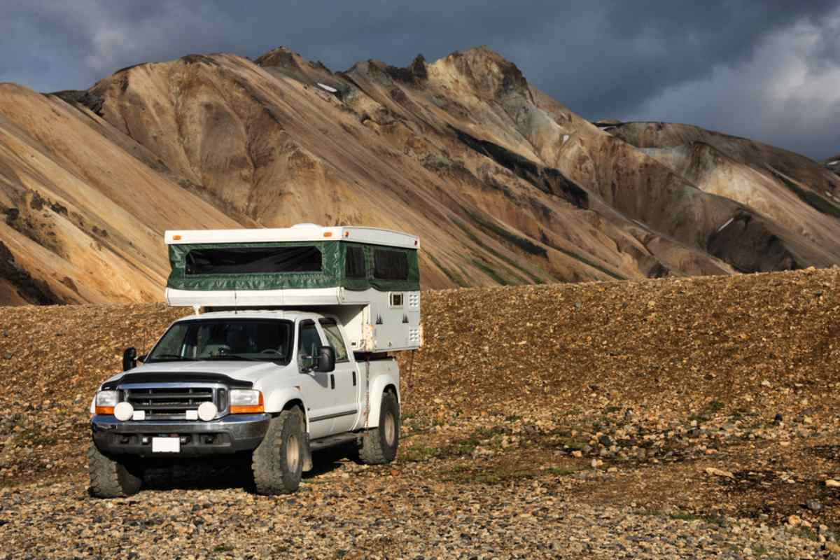 Cellule 4x4 sur pick-up devant des montagnes rhyolitiques en Islande, option robuste pour les pistes F et les Hautes Terres.
