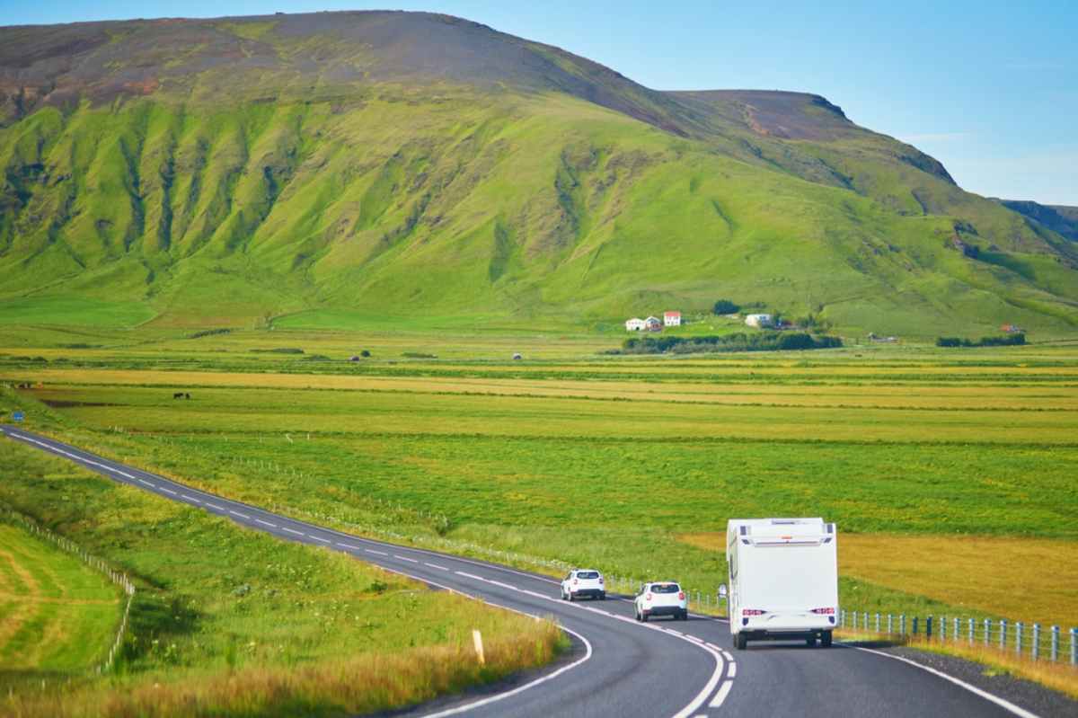 Camping-car traversant les paysages estivaux d’Islande