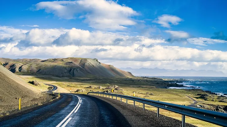Route de la Ring Road longeant la côte sous un ciel nuageux.