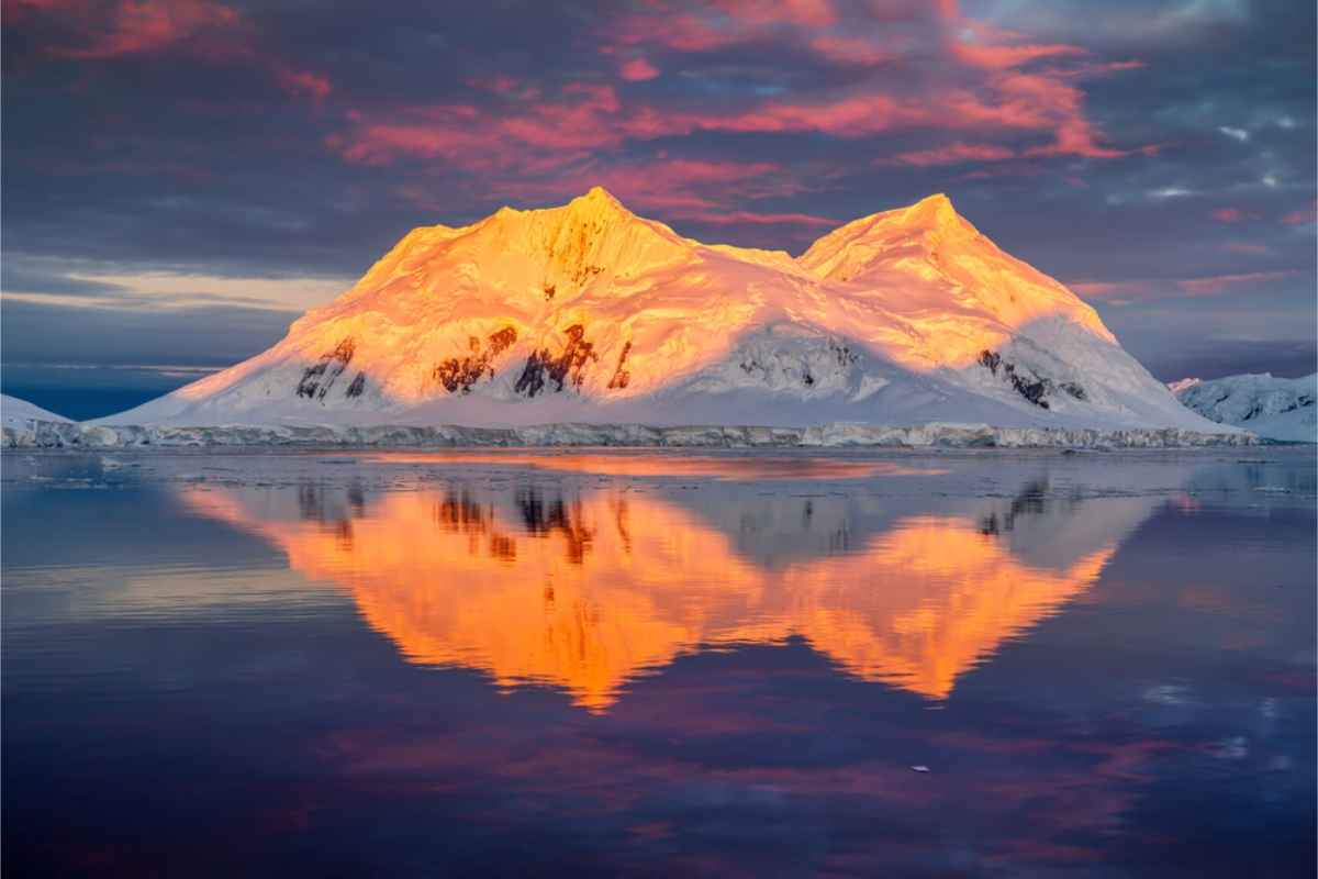 Magnifique chaîne de montagnes baignée par la lumière du soleil de minuit